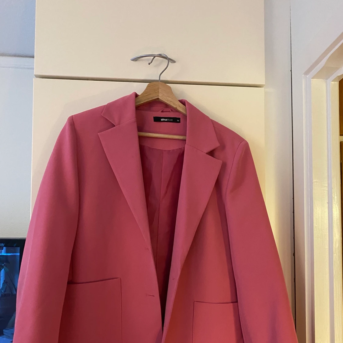 Rosa kavaj från Ginatricot - 91