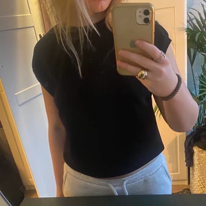 Nakd väst - Svart väst i sweatshirt material från nakd i storlek S!! Säljer pga kommer inte till användning men tycker den är så snygg och den är i bra skick🙏🏼