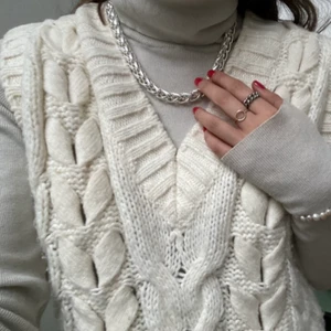 Kabelstickadväst  - Kabelstickad väst från zara ⭐️Pradahalsbandet (äkta) går att köpa på min syrras konto carrolliinaaan😮‍💨🤩