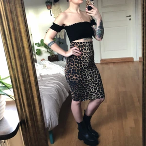 Leoprdkjol hög midja  - Säljer här en av mina favoriter som tyvärr inte används tillräckligt ofta. En mjuk bomullskjol med hög midja i leopard mönster 🐆 den är grym och passar till så mycket! Det är storlek XS i den men eftersom den är så stretchig så passar den även S.