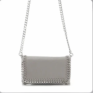 Handväska - Hejsan! Tänkte sälja denna fina väskan. Säljer denna handväska på grund av att jag inte andvönder den. Har haft den 1 gång och den är värkligen i nyskick skriv till mig privat om du undrar nått.