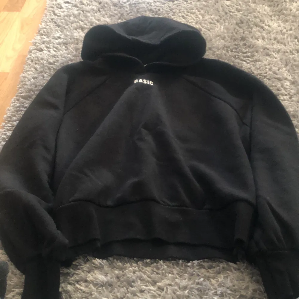 Svart snygg hoodie med tryck (basic). Köpt från Gina tricot för ett år sedan. Storlek S. Jätte fint skick, nästan som ny! 💕. Hoodies.