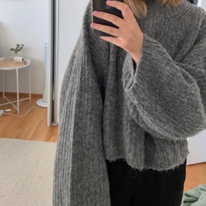 Stickad tröja🥰 - Stickad tröja från Gina tricot i storlek M🥰 köparen står för frakt🌷💞