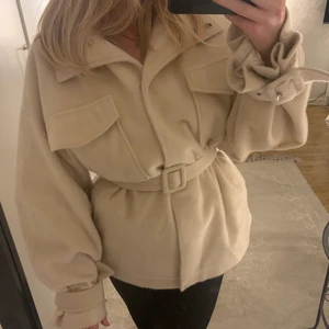 Kappa  - Skitsnygg kappa från missguided, är slutsåld över allt. Älskar den men den kommer för sällan till användning. Hittar inte ny pris men skulle gissa att nypris ligger mellan 600-700 kr. 💞💞 skulle säga att den sitter som en S-M