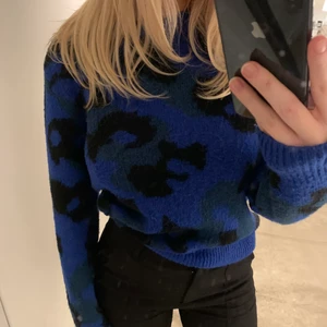 Tröja - 💙💙 Sååååå snygg tröja. Storlek M, men passar mig som är S också 💙💙