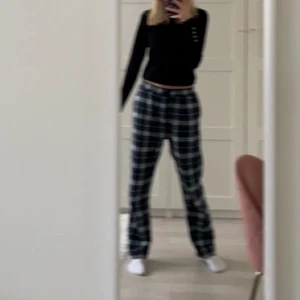 Pyjamasbyxor - Intresse koll på mina nästan helt nya pyjamas byxor, endast använda 1-2 gånger💓 Från Lindex o är slutsålda. Säljer evid bra bud! (Köparen står för frakten. De är i barnstorlek men skulle 158-164 men passar mig som brukar ha xs-s