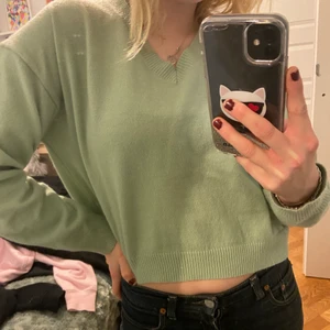 Fin tröja i bra skick!  - Härlig och mjuk tröja från Shein. Den är endast använd väldigt få gånger så är i väldigt bra skick! Storlek M men funkar som xs och s😊