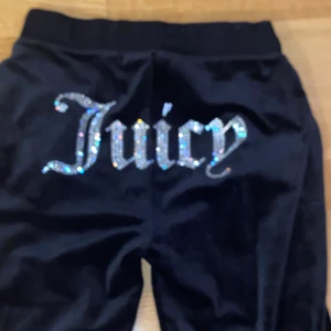 Juicy couture byxor storlek Xs - Juicy couture byxor i helt nytt skick och helt oanvända men jag säljer de pga fel storlek 