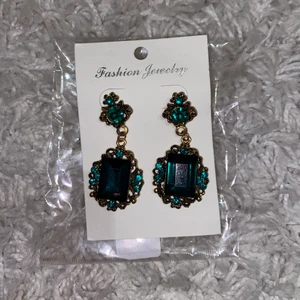 Gröna fina örhängen - Gröna oanvända örhängen som aldrig kommit till användning🍀 Passar perfekt till bal eller fin tillställning. Betalning via swish, endast seriösa köpare, tack💕