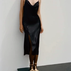 Satin klänning - Svart satin klänning från zara i storlek xs men sitter som en S(bara att den sitter åt mer i midjan)