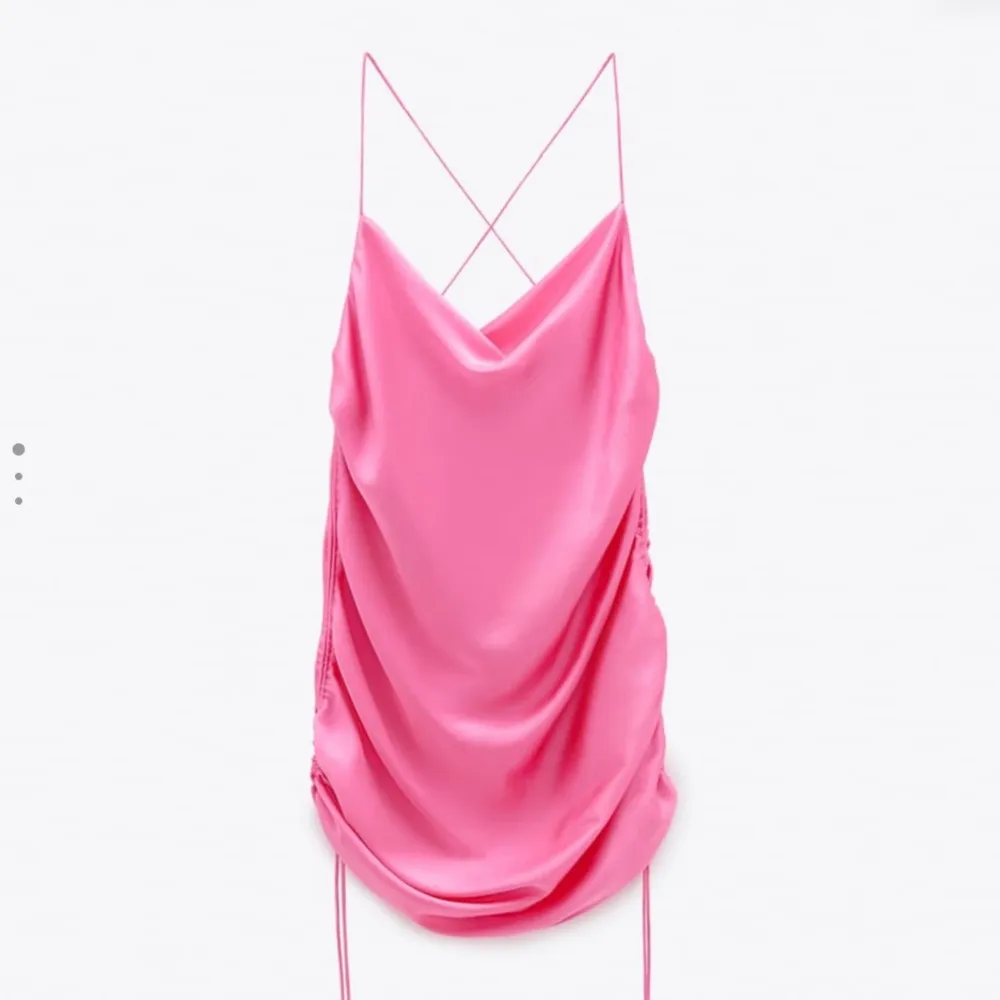 Säljer denna superfina klänningen ifrån zara!! Köparen står för frakt💞💞. Klänningar.