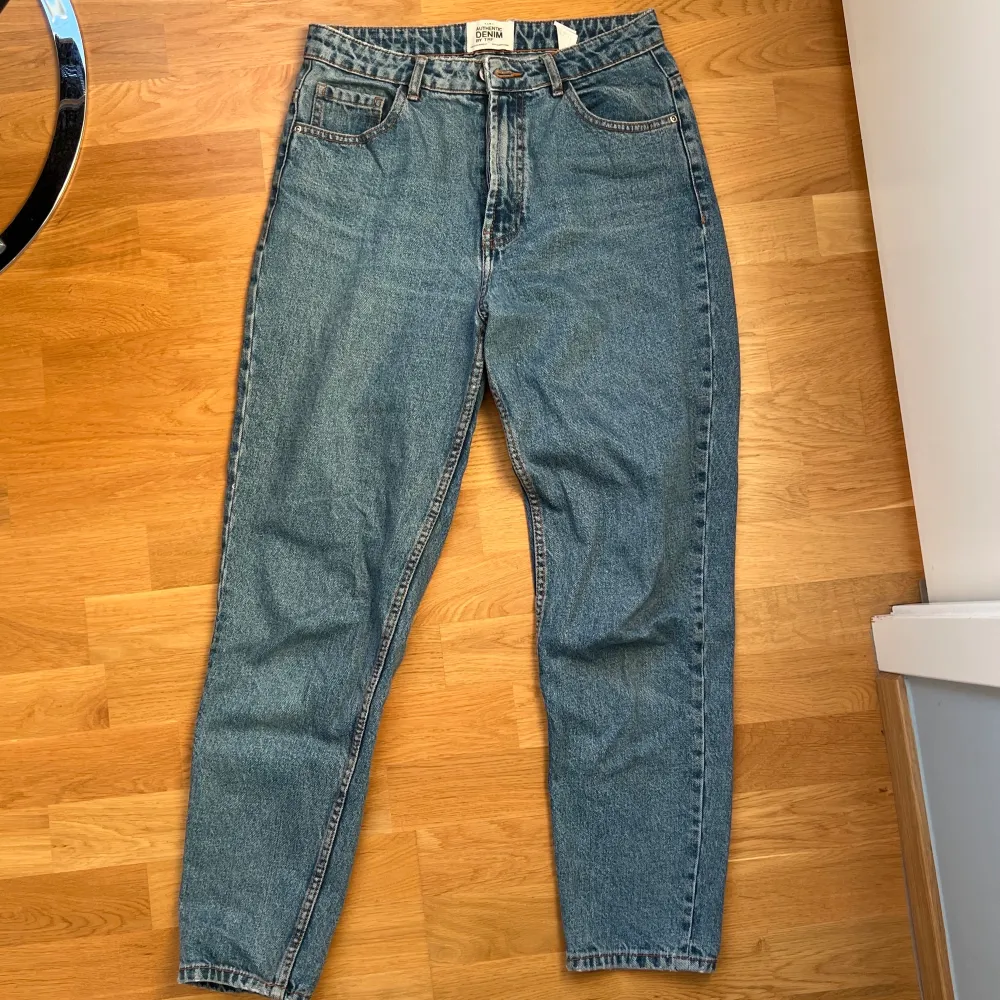 Blå mom jeans från Zara! I gott skick.. Jeans & Byxor.