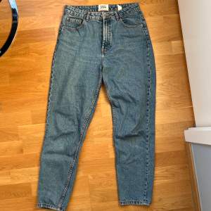 Blå mom jeans från Zara! I gott skick.