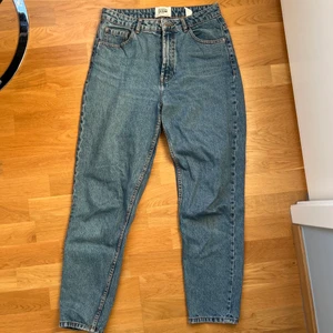 Mom jeans Zara - Blå mom jeans från Zara! I gott skick.