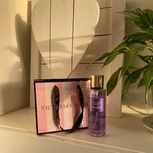 Love spell body mist - Bodymist från Victoria Secret i doften Love spell, använder inte längre då det inte riktigt är min typ av doft🤍 runt 80% kvar i den💕