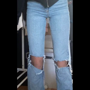 Zara jeans med slits - Säljer dessa byxor från zara med slits, passar mig som är runt 155 cm, dom är ända till hälarna på mig och nuddar marken. Passar någon som är lite längre eller kortare. Pris kan diskuteras