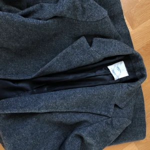 Kappa mango - Mörkgrå, små puffar axlarna. 