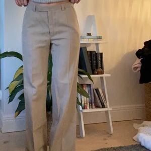 Beiga kostymbyxor - Säljer mina beiga kostymbyxor då de är lite för stor för min smak! Köpta second hand men är aldrig använda då jag köpte de med prislapp på! Jag är vanligtvis en W26 eller W27 i byxor, alternativt en S! Byxorna är i mycket bra skick 🥰 Osäker på storleken då det inte står, men skulle säga en W28 kanske? de sitter bra på mig som är 172 cm lång! säljs för 100 kr + frakt (säljer också likadana i ljusgrått) 💖