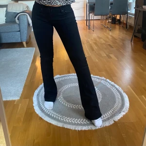 Lågmidjade bootcut jeans xs - Low Waitst bootcut jeans! Storlek 28/33, men sitter som xs. Lite för långa på mig som är 163 cm. Trendig 00-tals stil ⭐️ lagom stretchiga och bekväma i tyget! Innebenslängden: ca 82-84  Midjemått rakt över: 34 Midjemått runt om: ca 70