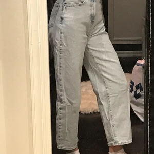 Gina Tricot Jeans - Ljusblå stentvättade jeans från Gina tricot i st 32. De är tajta i midjan och de svänger ut från mitten av låren. Säljer pga de är lite korta för mig. Inga hål i tyget.