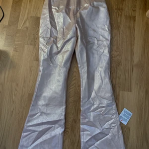 Asos partybyxor - Dess byxor skriker FESSTTT🎉 de glittrar och är i bootcut modell❤️ dessa är i längre modell så antingen syr man upp de eller så rekommenderar jag er att vara 175+