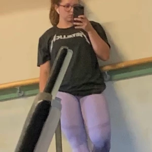 Metallica t-shirt - T-shirt med Metallica tryck i strl L från Rockzone. Fint skick, använd endast i någon månad. Har även fler T-shirts med rockband tryck i min profil. 