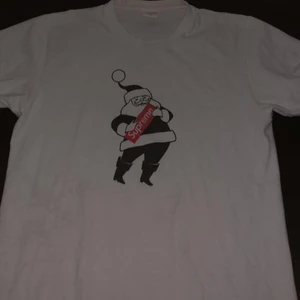 supreme santa box logo tee  - 100% äkta supreme teeshirt som är köpt från plugmeplease 2018. storleken är medium men supremes kläder är lite små jämfört med dem vanliga storlek medium kläderna. möts helst upp i stockholm men frakt är möjligt om köparen står för den (runt 60-100kr). cond är 9/10 då jag har burit den ca 3 gånger tills jag växte ur den. den har dessutom blivit tvättat korrekt.