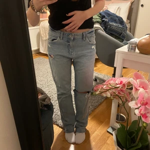 Jeans - Säljer mina älskade esprit jeans som jag klippt hål i vid ena knät. Älskar även fickorna där bak!💕