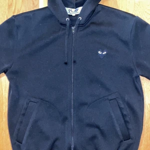 Cdg hoodie - Svart cdg hoodie i storlek L men passar M. Köpt för 2700 på Nk. Mitt pris:800 skick:8/10