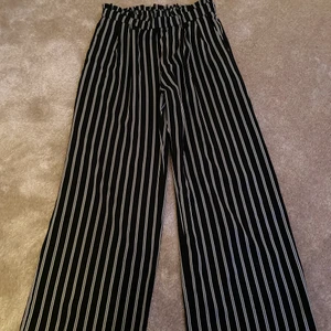 Vida kostymbyxor  - Randiga vida kostymbyxor 