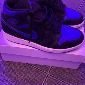 Air Jordan 1 Mid strl 40.5 - Säljer dessa snygga skor pga av att de inte kommer till användning och är för stora. Skriv för fler bilder💞 (pris kan diskuteras). Köptes för upp till 2000, säljer för 800!
