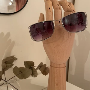 Brillor - Solbrillor i Y-2K stil. Köpta i secondhand men i gott skick.
