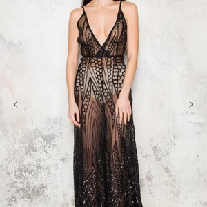 Dennis Maglić klänning large - Exklusiv långklänning dekorerad med svarta paljetter. Storleken är large men passar även till medium! Ny pris 1999kr. 