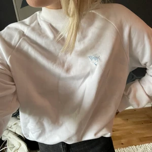 Sweatshirt med krage  - Från junkyard, använd typ 2 gånger🤍 köparen stör för frakten