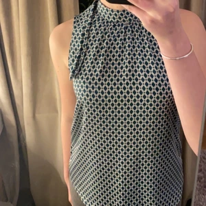 Grön blus - En grön blus, säljer pågrund av att den inte används💕