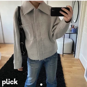 NA-KD jacka - Intressekoll på populär NA-KD jacka/kappa. Använd två gånger. Om många är intresserade blir det budgivning:) (lånade bilder) köp direkt för 500kr