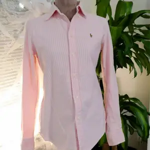 En fin rosa randig skjorta från Polo Ralph Lauren I storleken S. Sparsamt använd och i fint skick!!💗(Nypris 1200kr)