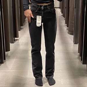 Jeans - Säljer mina superfina mid rise jeans från zara! Svarta men lite åt det gråa hållet, slut på nätet!!  Bra längd på mig som är 177!! Hör av er vid intresse💓💓