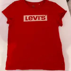 Röd Levis tröja. Knappast använd och är typ nyskick. Storlek M och finns i Borås eller frakt betalas av köparen. Vill sälja pga ingen användning.