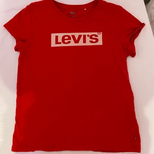 Levi's t shirt red - Röd Levis tröja. Knappast använd och är typ nyskick. Storlek M och finns i Borås eller frakt betalas av köparen. Vill sälja pga ingen användning.