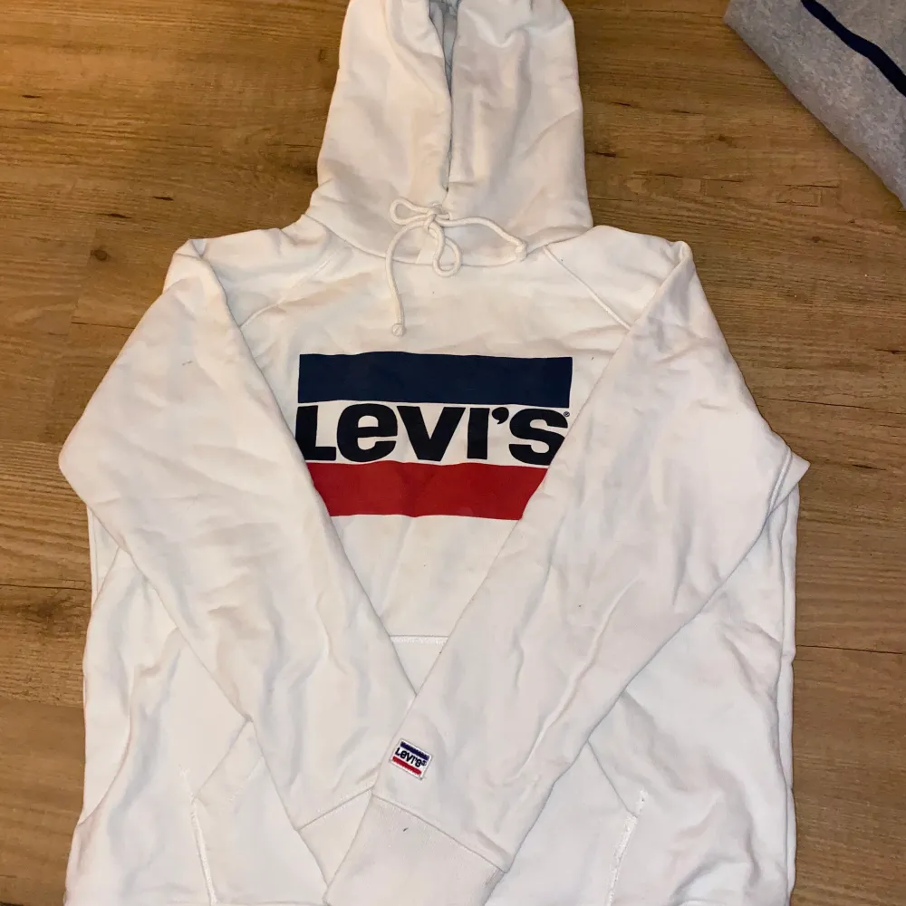 Vit Hoodie från Levis . Tröjor & Koftor.