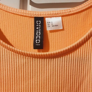 Aprikosfärgad klänning i stl s - Aprikosfärgad klänning, aldrig använd, i storlek s. 