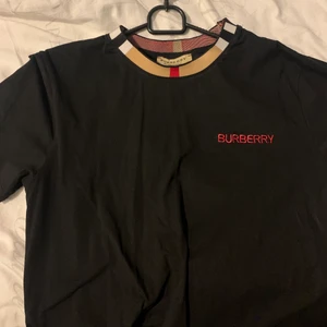 Burberry t shirt  - Jätte fin burberry t shirt i storlek S/M. Passar till både tjejer och killar💛