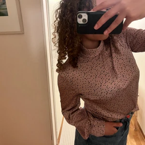 Turtleneck blus - 🤩Prickig blus med turtleneck 🤩 aldrig använd❤️‍🔥