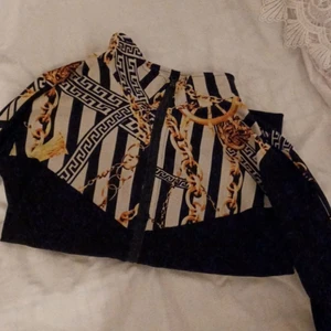 Står ej vad de är för märke - Använd endast 3 gånger köppt i skörholmen taxi fashion för 300 säljer den för 100, tröjan har dragkedja och har märken på båda armarna hela vägen 