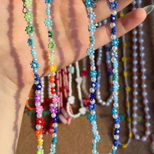 Blomarmband  - Denna typ av halsband finns just nu att köpa i både halsband och armband, halsband kostar 80kr och armband 30kr.Gratis frakt vid köpt av 1 eller mer halsband, gratis frakt vid köp av 2 armband!💕 annars kostar frakt 12kr💕 Finns i massvis med olika fäger💕 (första bilen är lånad) så kom privat för bild på pärlorna💕