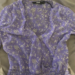 Söt blus - En så söt blommig blus som är använd väldigt få gånger, köpt på bikbok💕