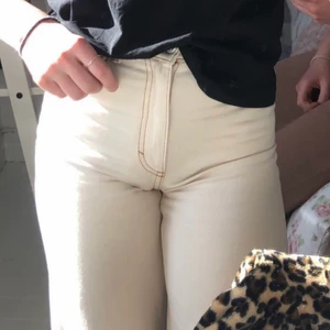 Monki Taiki Jeans beige/white strl-xs/24 - Vit/beige Taiki jeans från Monki med synliga sömmar. Tyvärr för små för mig. Köpte dessa för 400-500kr 2020 och använda 1/fåtal gånger. I priset är fraktkostnad INTE inräknat. Budgivning vid flera intresserade