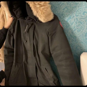 Canada goose jacka  - använt i tvp vintrar, små skador, köptes för runt 9 tusen, modellen Wiktoria Parka 