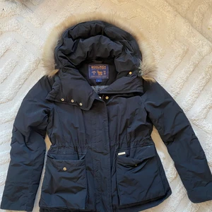 Superfin Woolrich jacka!  - Väldigt fin dunjacka, knappt använd och köpt för ca 8000kr. Storlek S 